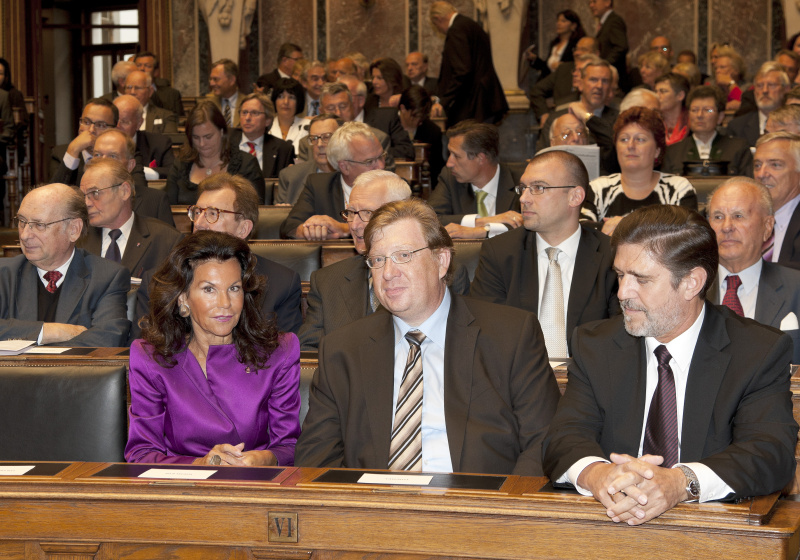 1. Reihe v.li. Dr. Brigitte Bierlein - Vizepraesidentin des VfGH, Univ.-Doz. Dr. Rudolf Thienel - Vizepraesident des VwGH und Dr. Ronald Rohrer - Vizepraesident des OGH