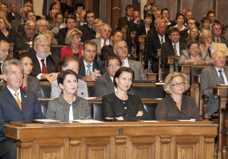 1.Reihe v.li. Bundespräsident Dr. Heinz Fischer, Nationalratspräsidentin Mag.a Barbara Prammer, Bundesministerin für Frauen und öffentlichen Dienst Gabriele Heinisch-Hosek und Bundesministerin für Justiz Mag. Claudia Bandion-Ortner