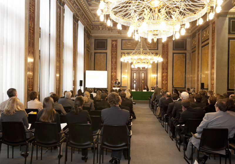 Dr. Kristoffel Grechenig - Rechtswissenschaftliche Abteilung Univ. St. Gallen am Rednerpult