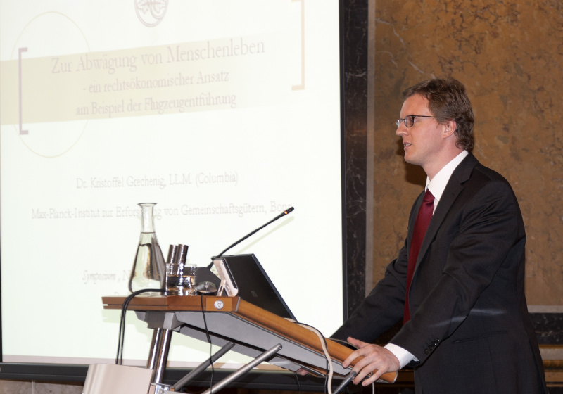 Dr. Kristoffel Grechenig - Rechtswissenschaftliche Abteilung Univ. St. Gallen am Rednerpult
