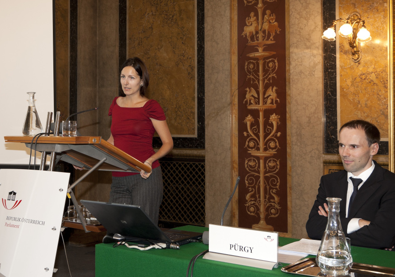 v.li. Dr.in Tamara Ehs, Institut für Politikwissenschaft/Institut für Rechtsgeschichte, Univ. Wien am Rednerpult und Dr. Erich Pürgy - Institut für österreichisches und europäisches öffentliches Recht, WU Wien