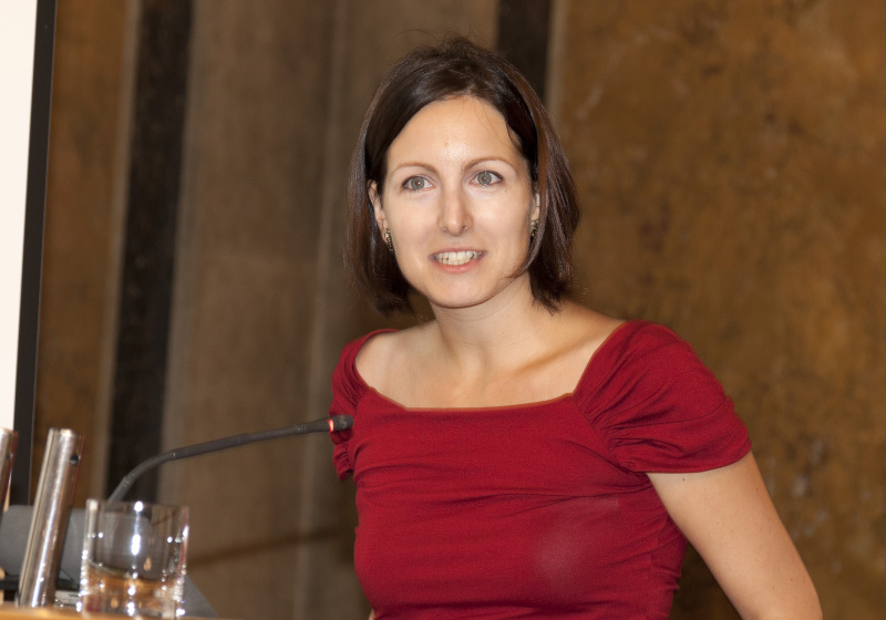 Dr.in Tamara Ehs - Institut für Politikwissenschaft/Institut für Rechtsgeschichte, Univ. Wien am Rednerpult