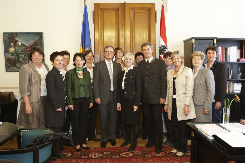 Gruppenaufnahme der ARGE Oesterreichische Baeuerinnen.
In der Mitte der Klubobmann der OEVP Karlheinz Kopf, Anna Hoellerer, Abgeordnete zum Nationalrat der OEVP und Bundesratspraesident Martin Preineder.