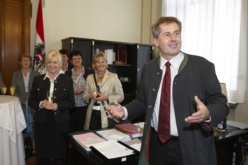 Bundesratspraesident Martin Preineder begruesst seine Gaeste.