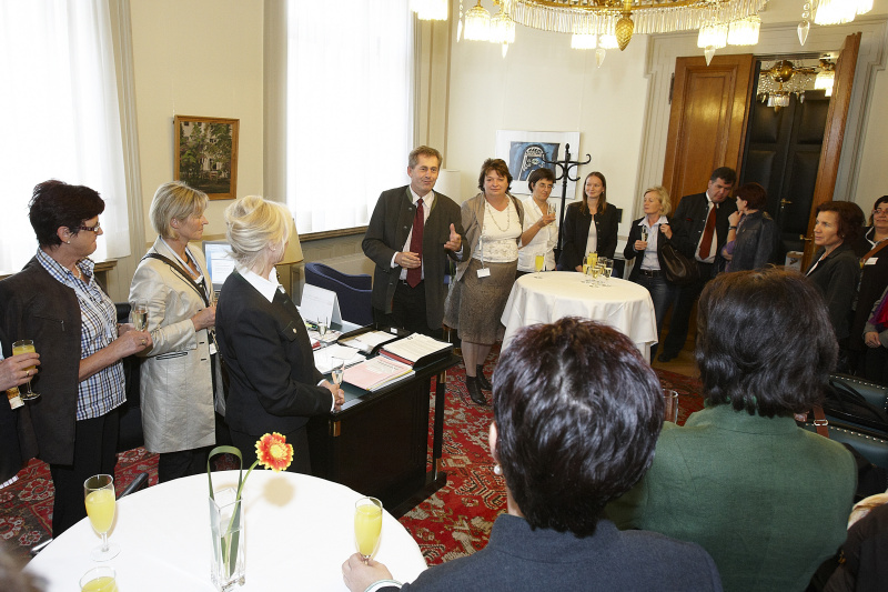 Bundesratspraesident Martin Preineder begruesst seine Gaeste.