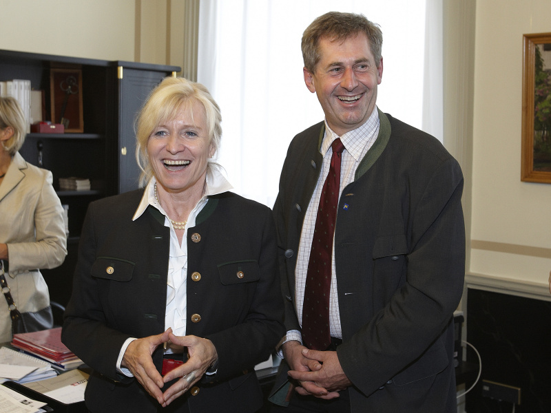 Anna Hoellerer, Abgeordnete zum Nationalrat der OEVP mit Bundesratspraesident Martin Preineder