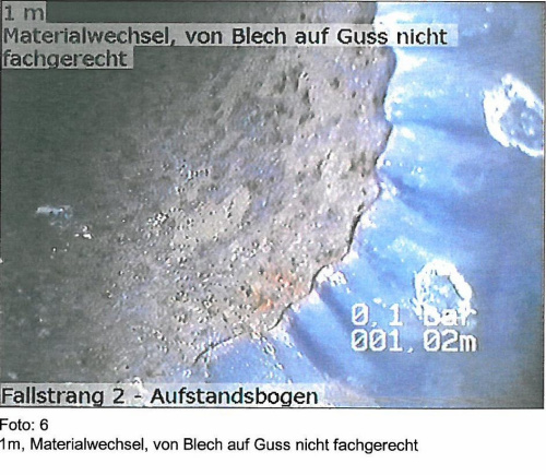 Materialwechsel von Blech auf Guss nicht fachgerecht - Fallstrang 2 - Aufstandsbogen bei 1m