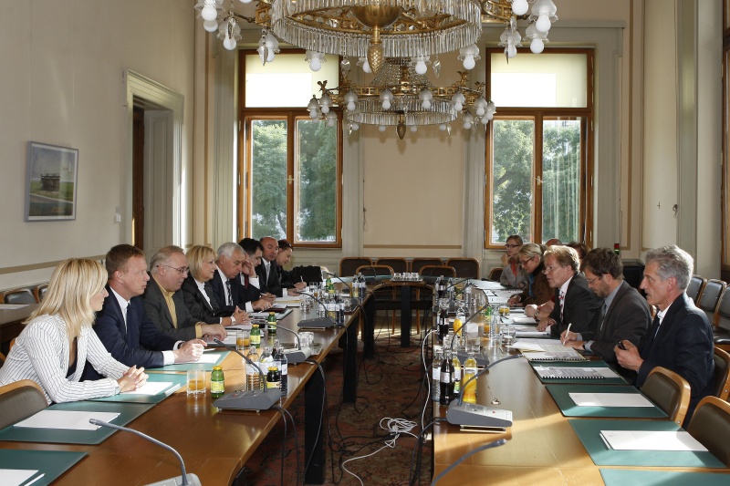 Linke Bildhälfte: Serbische Delegation mit Prof. Slavica Djukic-Dejanovic - Parlamentspräsidentin der Republik Serbien (4.v.li). Rechte Bildhälfte: Österreichische Delegation mit Mag. Johann Maier - Nationalratsabgeordneter (3.v.li), Dipl.-Ing. Dr. Wolfgang Pirklhuber - Nationalratsabgeordneter (4.v.li.) und Josef Cap - Klubobmann der SPÖ.