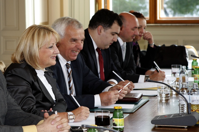 Serbische Delegation mit  Prof. Slavica Djukic-Dejanovic - Parlamentspräsidentin der Republik Serbien (li)