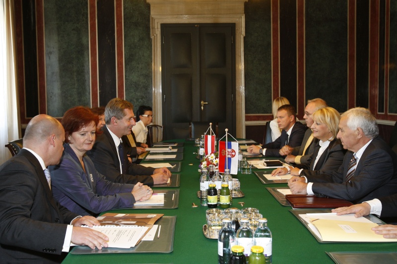 Linke Bildhälfte: Österreichische Delegation v.li. Lukas Mussi - Parlamentsdirektion, Dr. Susanne Bachmann - Bundesratsdirektorin, Martin Preineder - Bundesratspräsident und Veranstaltungsteilehmerin. Rechte Bildhälfte: Serbische Delegation mit Prof. Slavica Djukic-Dejanovic - Parlamentspräsidentin der Republik Serbien