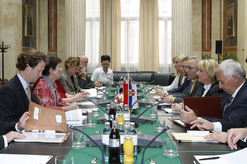 Linke Bildhälfte: Österreichische Delegation v.li. Heifried Carl, Mag.a Barbara Prammer - Nationalratspräsidentin, Brigitte Brenner - Parlamentsdirektion,Dr. Joseph Wirnsperger - Parlamentsdirektion, Dr. Franz-Josef Weißenböck - Parlamentsdirektion und eine Veranstaltungsteilnehmerin. Rechte Bildhälfte: Serbische Delegation mit Prof. Slavica Djukic-Dejanovic - Parlamentspräsidentin der Republik Serbien (2.v.re.)