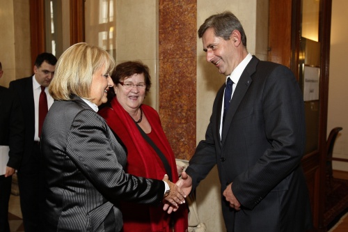v.li.  Parlamentspräsidentin der Republik Serbien Prof. Slavica Djukic-Dejanovic wird vom Bundesratspräsidenten Martin Preineder begrüßt