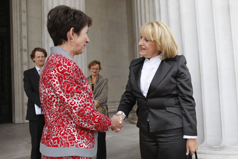 v.li. Nationalratspräsidentin Mag.a Barbara Prammer begrüßt die  Parlamentspräsidentin der Republik Serbien Prof. Slavica Djukic-Dejanovic. Im Hintergrund v.li. Mag. Helfried Carl und Brigitte Brenner - Parlamentsdirektion