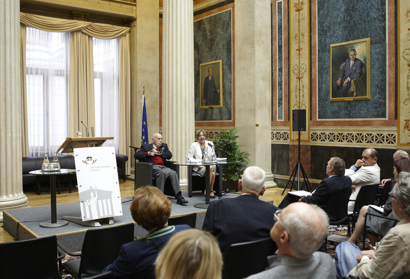 Am Podium v.li. Univ.-Prof. Dr. Hans Albert aus Heidelberg und Univ.-Prof. Dr. Sonja Puntscher-Riekmann 