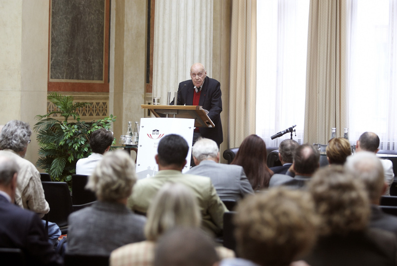 Univ.-Prof. Dr. Hans Albert aus Heidelberg am Rednerpult