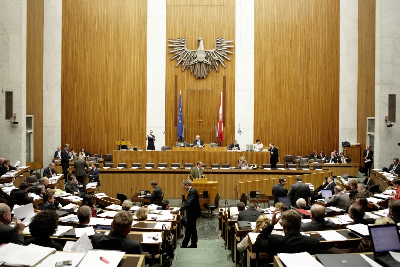 Wolfgang Zanger,  Nationalratsabgeordneter der FPÖ, am Rednerpult. Auf der Regierungsbank v.li. Dr.in Maria Theresia Fekter - Bundesministerin für Inneres. Am Präsidium Fritz Neugebauer - Zweiter Nationalratspräsident. Dienst am Präsidium v.li. Dr. Christian Müller (1er Position) und Dr.in Ingrid Moser (2er Position)