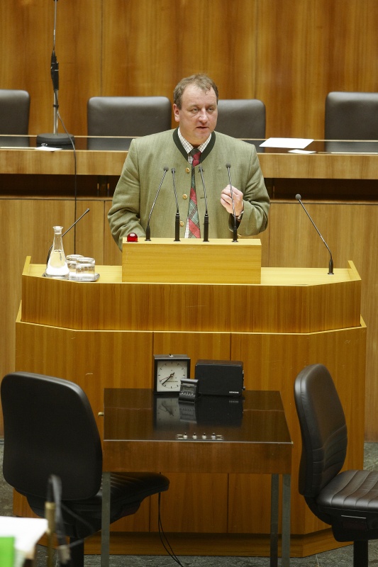 Wolfgang Zanger,  Nationalratsabgeordneter der FPÖ, am Rednerpult.