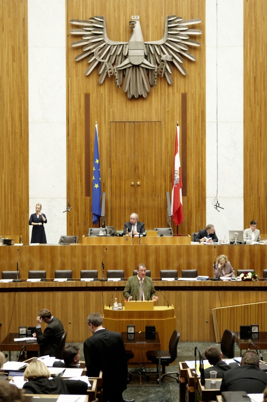 Wolfgang Zanger,  Nationalratsabgeordneter der FPÖ, am Rednerpult. Auf der Regierungsbank v.li. Dr.in Maria Theresia Fekter - Bundesministerin für Inneres. Am Präsidium Fritz Neugebauer - Zweiter Nationalratspräsident. Dienst am Präsidium v.li. Dr. Christian Müller (1er Position) und Dr.in Ingrid Moser (2er Position)