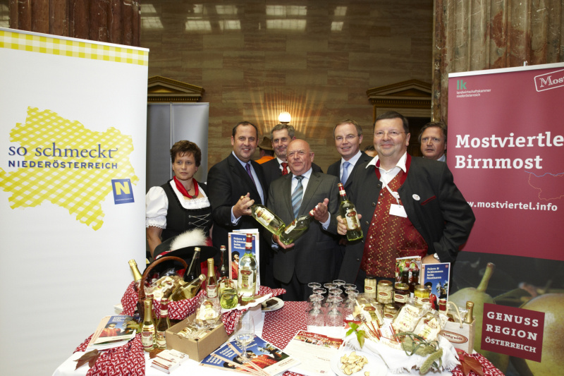 v.links: Vizekanzler und Bundesminister fuer Finanzen Dipl.Ing. Josef Proell, Bundesratspraesident Martin Preineder mit Vertretern der Genussregion Oesterreich