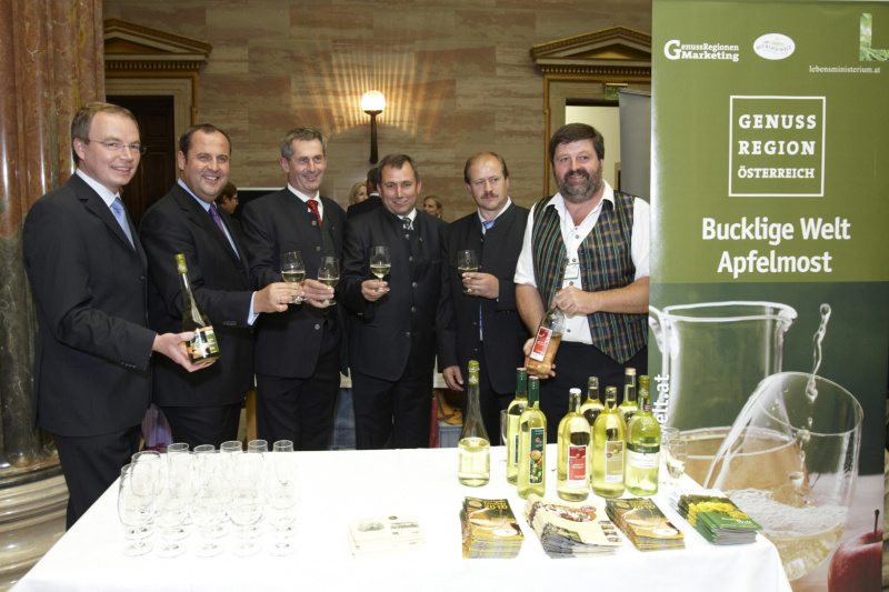 v.links: Dr. Stephan Pernkopf, Vizekanzler und Bundesminister fuer Finanzen Dipl.Ing. Josef Proell, Bundesratspraesident Martin Preineder, Bürgermeister v. Lanzenkirchen Bernhard Karnthaler mit Vertretern der Genussregion Bucklige Welt Apfelmost