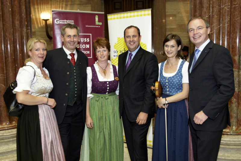 v.links: Bundesratspraesident Martin Preineder , Vizekanzler und Bundesminister fuer Finanzen Dipl.Ing. Josef Proell, Dr. Stephan Pernkopf in Bgleitung von Vertreterinnen der Genussregion Oesterreich