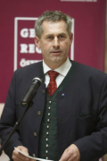 Bundesratspraesident Martin Preineder am Mikrofon