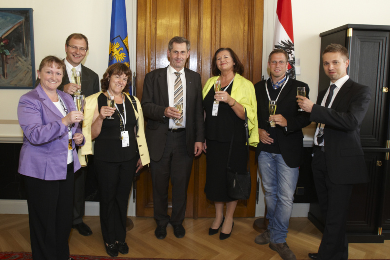 Bundesratspraesident Martin Preineder (in der Mitte) mit den Gewinnern des Agrarverlag-Gewinnspiels
