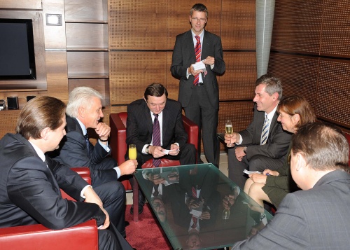 Dr. Wolodymyr Lytwyn - Parlamentspräsident der Ukraine (2.v.li) im Gespräch mit Martin Preineder - Bundesratspräsident am Flughafen (3.v.re.)