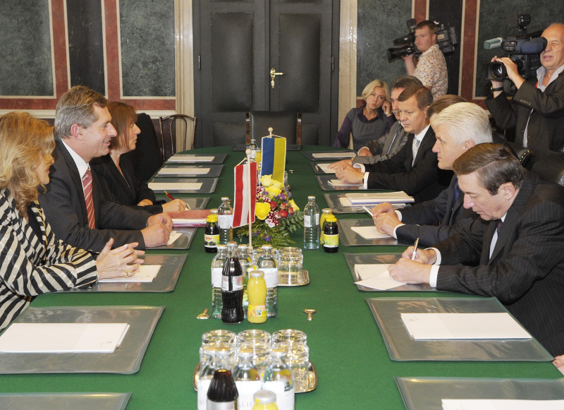 linke Bildhälfte: österreichische Delegation v.li. Dr. Alice Alsch-Harant - Bundesratsvizedirektorin, Martin Preineder - Bundesratspräsident und der Dolmetscherin. rechte Bildhälfte: ukrainische Delegation mit Dr. Wolodymyr Lytwyn - Parlamentspräsident der Ukraine (2.v.re.)