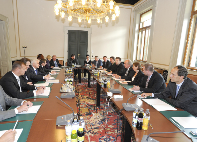 Aussprache mit den Mitgliedern der bilateralen parlamentarischen Gruppe Österreich - Ukraine sowie mit Mitgliedern des Außenpolitischen Ausschusses. Linke Bildhälfte: ukrainische Delegation mit Dr. Wolodymyr Lytwyn - Parlamentspräsident der Ukraine (3.v.li). rechte Bildhälfte v.re: Dr. Johannes Hübner - Nationalratsabgeordneter,Harald Vilimsky - Nationalratsabgeordneter, Dolmetscherin, Fritz Neugebauer - Zweiter Nationalratspräsident, Herbert Scheibner- Nationalratsabgeordneter, Kurt Gartlehner - Nationalratsabgeordneter, Hannes Weninger - Nationalratsabgeordneter, Wolfgang Großruck - Nationalratsabgeordneter, Katrin Egger und Dr. Andreas Pittler - Pressedienst des Parlaments