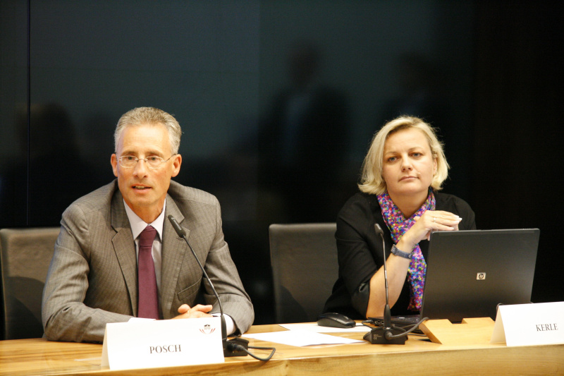 v.li. Dr. Georg Posch - Parlamentsdirektor am Mikrofon und MMag.a Ines Kerle - Parlamentsdirektion