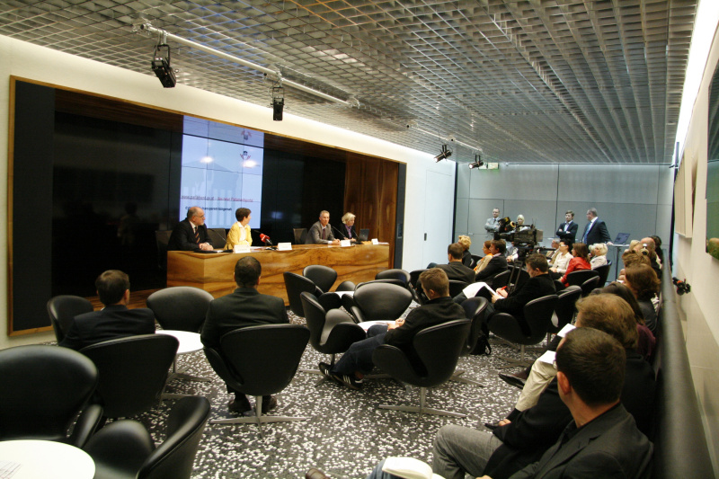 Am Podium v.li. Dr. Gottfried Marckhgott - Parlamentsdirektion, Nationalratspräsidentin Mag.a Barbara Prammer, Dr. Georg Posch - Parlamentsdirektor und MMag.a Ines Kerle - Parlamentsdirektion