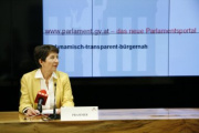 Nationalratspräsidentin Mag.a Barbara Prammer am Mikrofon
