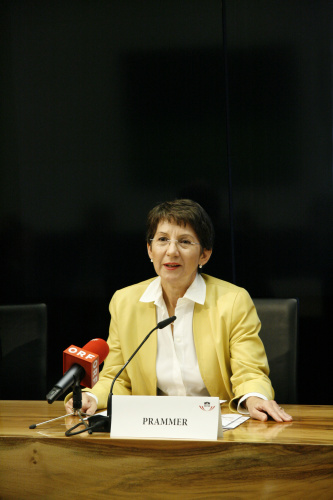 Nationalratspräsidentin Mag.a Barbara Prammer am Mikrofon