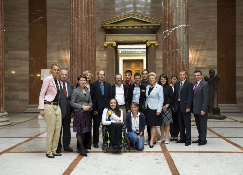 Gruppenfoto mit Mag.a Helene Jarmer(1.v.li),  Nationalratspräsidentin Mag.a Barbara Prammer(3.v.li) mit der Delegation des Paralympic-Teams und Comitees, Maria Rauch-Kallat (5.v.re) und Hermann Krist - Nationalratsabgeordneter (1.v.re)