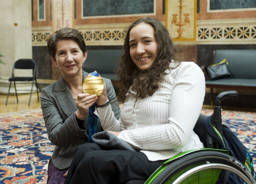 Nationalratspräsidentin Mag.a Barbara Prammer mit Medaillengewinnerin Claudia Lösch des Österreichischen Paralympic Teams