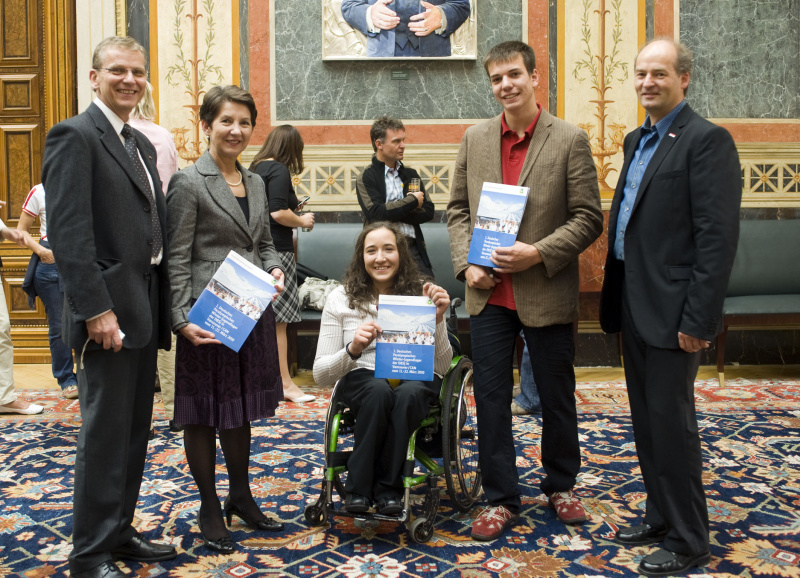 Nationalratspräsidentin Mag.a Barbara Prammer mit Medaillengewinnerin Claudia Lösch (Mitte) und Markus Salcher (2.v.re) des Österreichischen Paralympic Teams