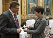 Nationalratspräsidentin Mag.a Barbara Prammer (re) bekommt das Maskottchen des Österreichischen Paralympic Teams von Nationalratsabgeordneten Hermann Krist überreicht