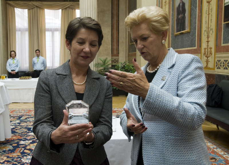 v.li. Nationalratspräsidentin Mag.a Barbara Prammer  im Gespräch mit Maria Rauch-Kallat 