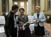 Nationalratspräsidentin Mag.a Barbara Prammer (Mitte) bekommt einen Rucksack als Geschenk von Martin Falch - Österreichisches Paralympic Team. Rechts Maria Rauch-Kallat