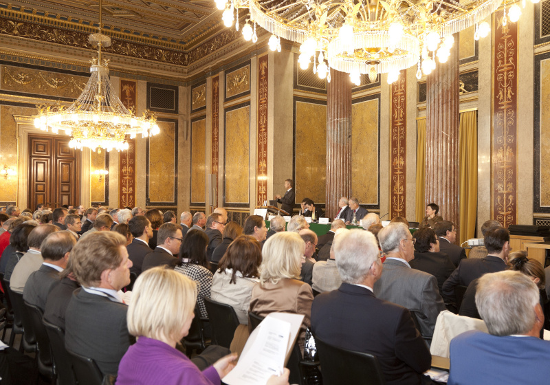 Blick in Richtung Podium. Dr. Reinhold Lopatka - Staatssekretär im Bundesministerium für Finanzen am Rednerpult