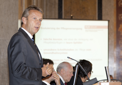 Dr. Reinhold Lopatka - Staatssekretär im Bundesministerium für Finanzen am Rednerpult