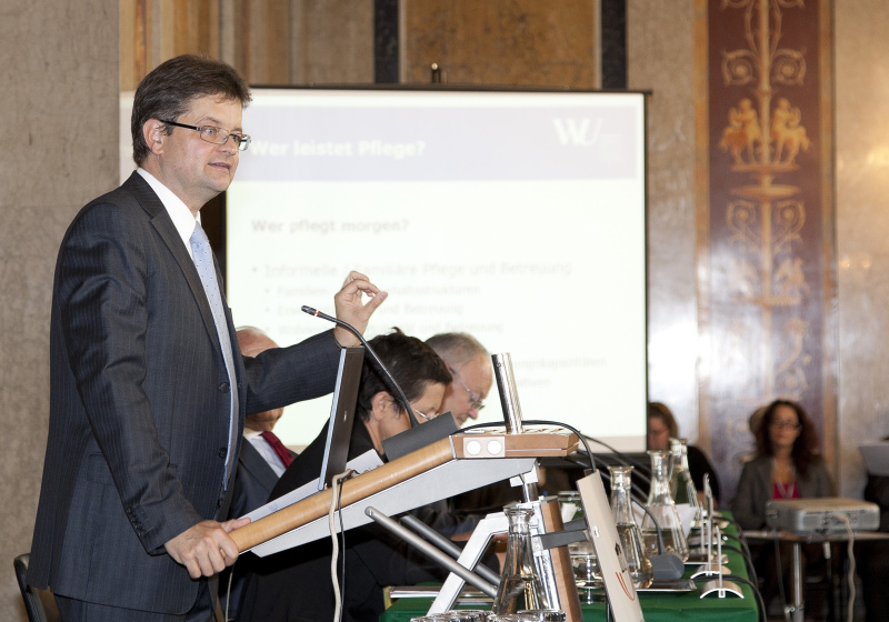 Prof. Dr. August Österle - Wirtschaftsuniversität Wien am Rednerpult