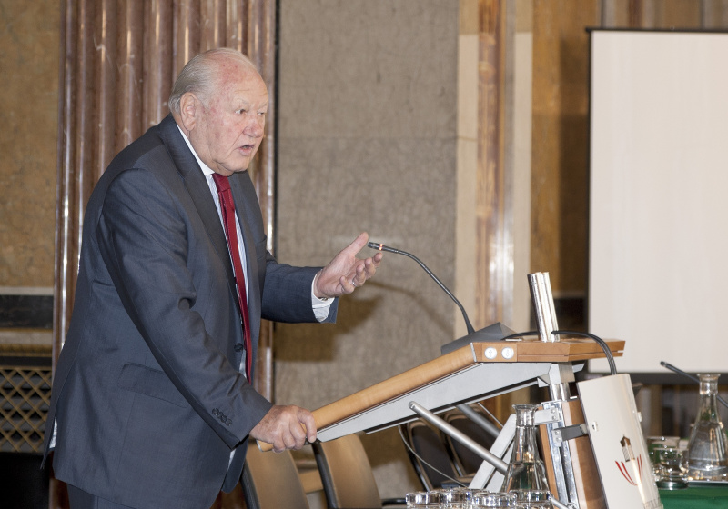 Dr.h.c. Karl Blecha - Österreichischer Seniorenrat am Rednerpult