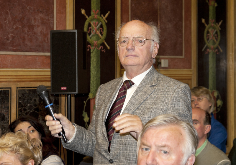 Veranstaltungsteilnehmer bei seiner Wortmeldung