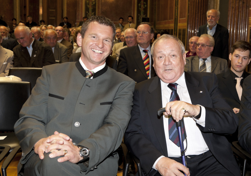 Erste Reihe v.li. Ing. Norbert Kapeller - Abgeordneter zum Nationalrat und ein Veranstaltungsteilnehmer