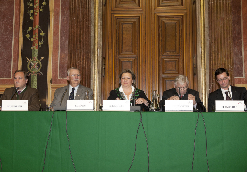 Am Podium v.li. Dr. Walter Rosenkranz- Abgeordneter zum Nationalrat, DI Rudolf Reimann - Bundesvorsitzender des Verbandes der Volksdeutschen Landsmannschaften Österreichs, Anneliese Kitzmüller - Vertriebenensprecherin der FPÖ, Dr. Alfred Oberwandling - Historiker und Mag. Christian Reinhardt