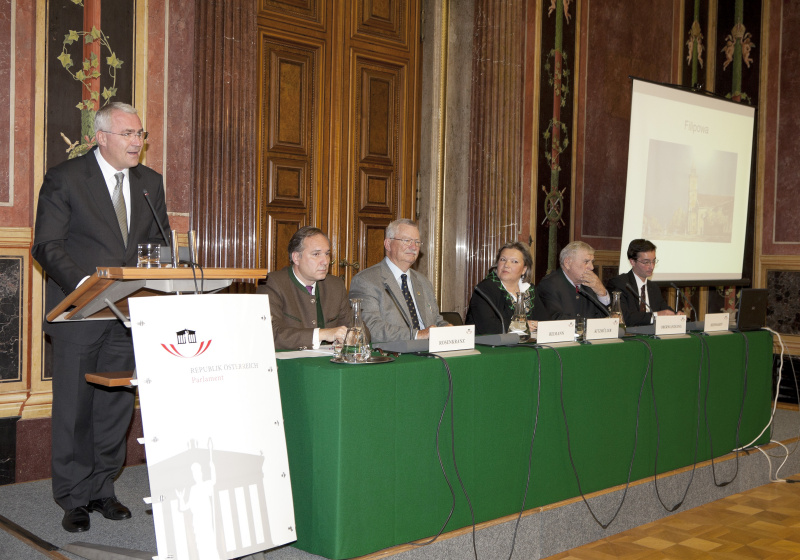 Mag. Dr. Martin Graf - Dritter Präsident des Nationalrates am Rednerpult. Am Podium v.li. Dr. Walter Rosenkranz - Abgeordneter zum Nationalrat, DI Rudolf Reimann - Bundesvorsitzender des Verbandes der Volksdeutschen Landsmannschaften Österreichs, Anneliese Kitzmüller - Vertriebenensprecherin der FPÖ, Dr. Alfred Oberwandling - Historiker und Mag. Christian Reinhardt