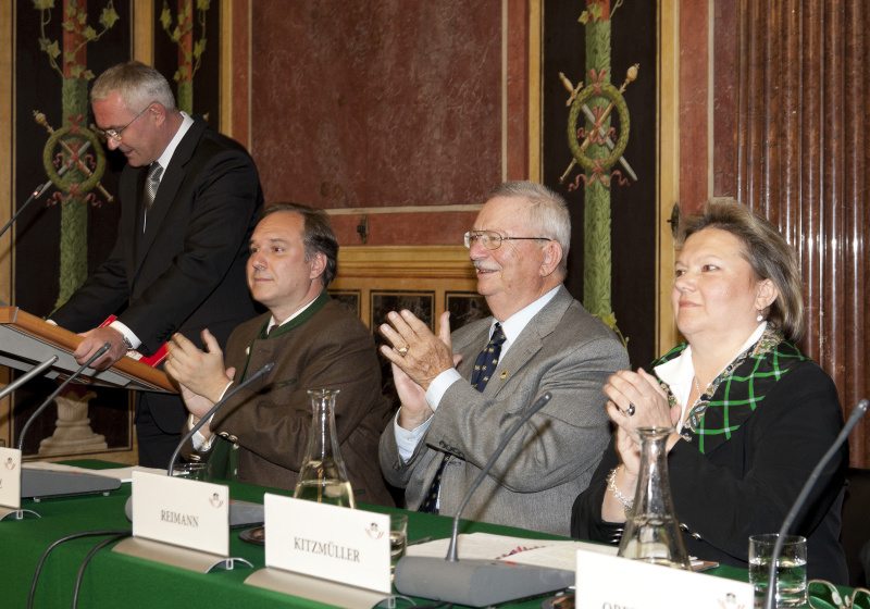 Mag. Dr. Martin Graf - Dritter Präsident des Nationalrates am Rednerpult. Am Podium v.li. , Dr. Walter Rosenkranz - Abgeordneter zum Nationalrat, DI Rudolf Reimann - Bundesvorsitzender des Verbandes der Volksdeutschen Landsmannschaften Österreichs und Anneliese Kitzmüller - Vertriebenensprecherin der FPÖ