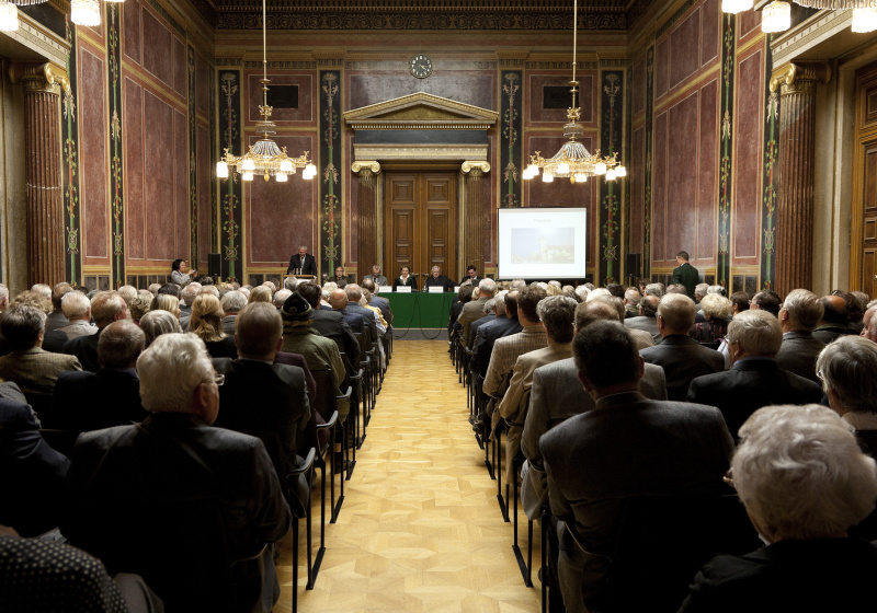 Mag. Dr. Martin Graf - Dritter Präsident des Nationalrates am Rednerpult. Am Podium v.li. Dr. Walter Rosenkranz - Abgeordneter zum Nationalrat, DI Rudolf Reimann - Bundesvorsitzender des Verbandes der Volksdeutschen Landsmannschaften Österreichs, Anneliese Kitzmüller - Vertriebenensprecherin der FPÖ, Dr. Alfred Oberwandling - Historiker und Mag. Christian Reinhardt